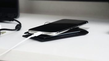 Wielu z nas robi to nieprawidłowo: strażacy wyjaśniają, jak ładować telefon komórkowy w domu, aby uniknąć wypadków