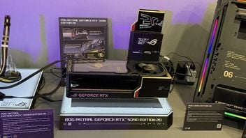RTX 5090 z własnym ekranem i poborem do 800 W brzmi jak żart, ale ASUS naprawdę pokazał takiego potwora