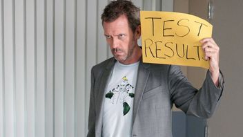 14 lat po finale Dr House mierzy się z krytyką, na którą ostro zareagował Hugh Laurie: „To nie dla ciebie”