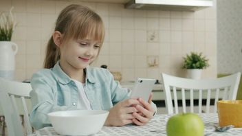Dzieci spędzają w internecie średnio 4 godz. 25 min dziennie. To więcej niż dorośli