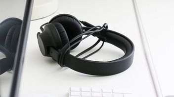 Dlaczego coraz więcej osób znów wybiera słuchawki z kablem? To nie tylko nostalgia za dawną technologią