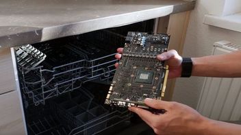 Overclockerzy myją płyty główne i karty graficzne w zmywarce