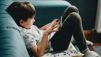 Dzieci z własnym telefonem gorzej czytają ze zrozumieniem, ale badacze wskazują jeszcze jeden problem