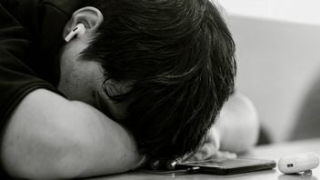AI slop, strach o prywatność i doomscrolling sprawiają, że internet przestaje być miejscem, do którego ludzie chcą wracać