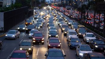 Centra danych dla AI mogą emitować tyle CO2, co 24 milionów samochodów. Technologiczna rewolucja ma brudny koszt