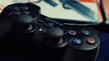 Ktoś zamienił kontroler z PS2 w przenośną konsolę i wygląda to jak nostalgiczny sen