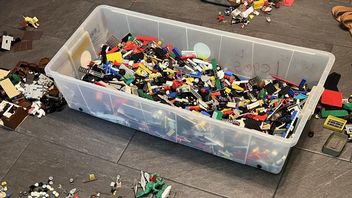 Ojciec fana LEGO kupił duże pudełko pełne LEGO za 65 euro. W środku znalazł wiele starych zestawów i ponad 100 minifigurek