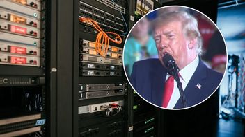Donald Trump znowu forsuje „SI” zamiast „AI”. Tym razem chce wyrzucić „sztuczną inteligencję” z urzędowych dokumentów