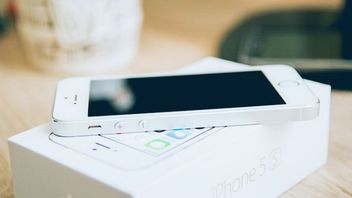 Sprzedaż smartfonów spadła o połowę