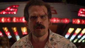 Hopper ze Stranger Things 3 w stylu Magnum P.I