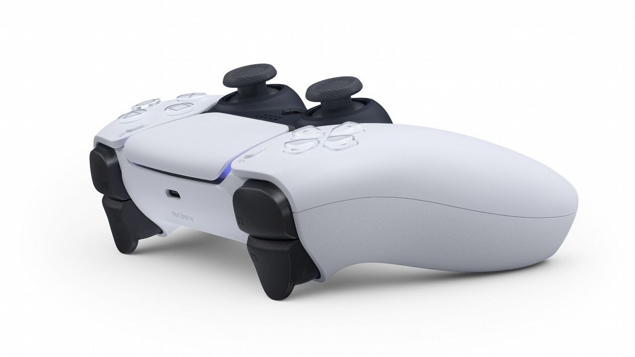 DualSense od środka, pad do PS5 rozłożony na czynniki pierwsze.