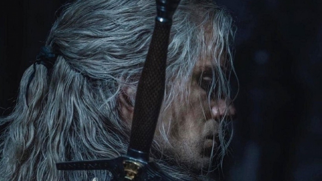 Henry Cavill w zbroi z 2. sezonu Wiedźmina.