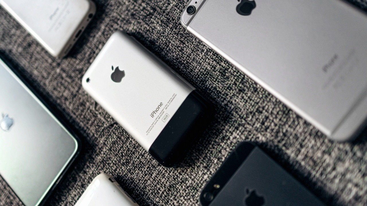 iPhone - czy nowe modele są coraz droższe? Wykres cen z uwzględnieniem inflacji.