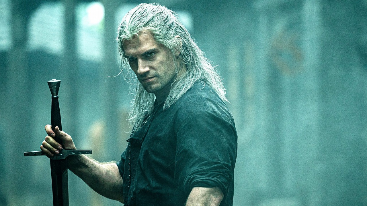 Cavill cały na czarno na nowych zdjęciach z planu Wiedźmina.