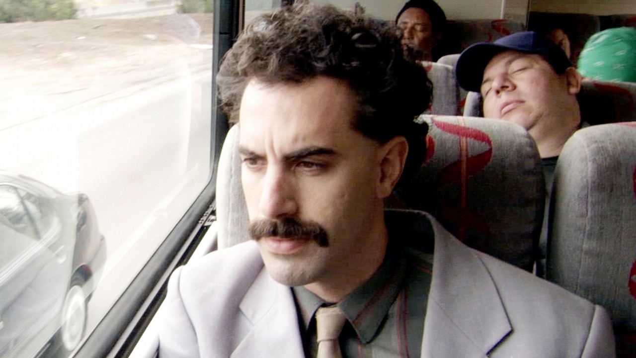 Usunięta scena z filmu Borat 2 przeraża. Aktorowi grożono bronią.