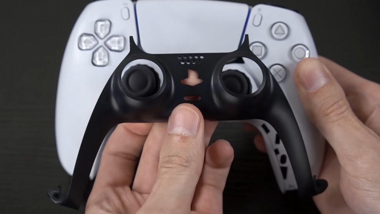 DualSense - pad do PS5 ma ściągany przedni panel.