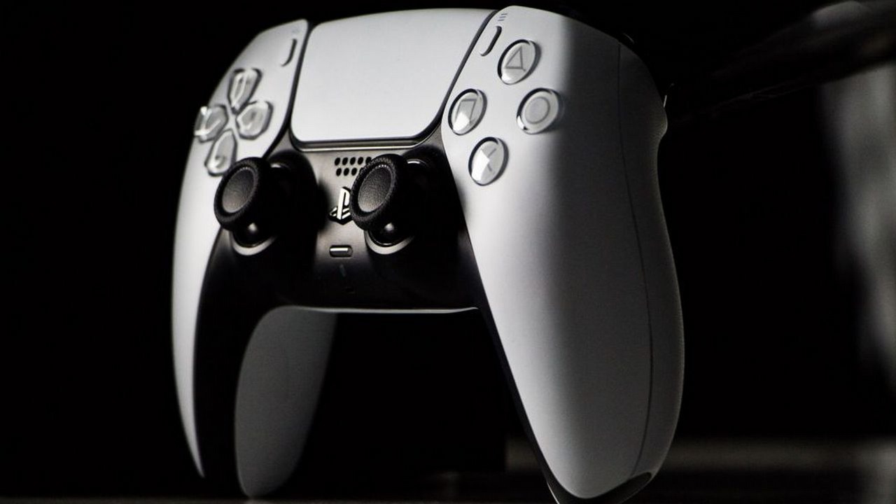 DualSense ma gałki analogowe DualShocka 4.