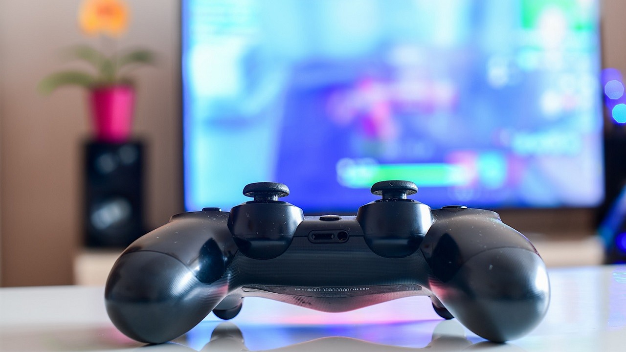 Naukowcy: młodzi ludzie pozamykani w domach powinni dostać gry za darmo.