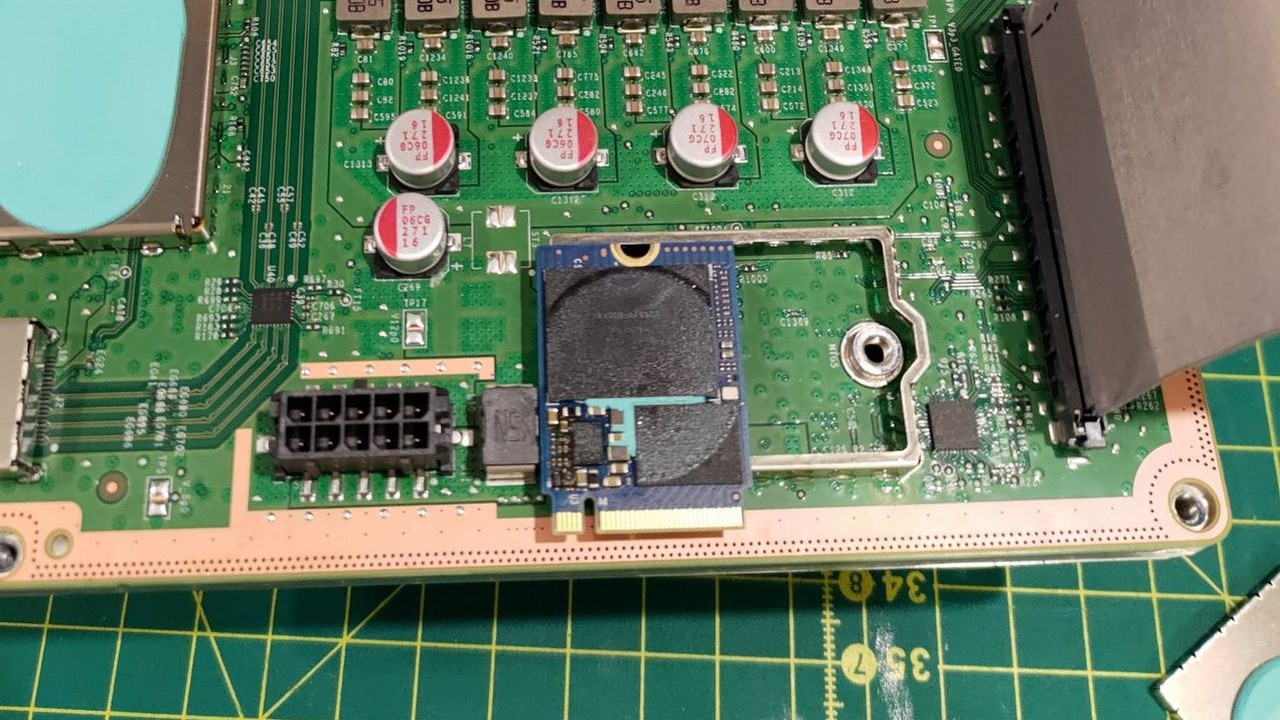 Dysk SSD Xbox Series X łatwo wymienić - to popularny standard.