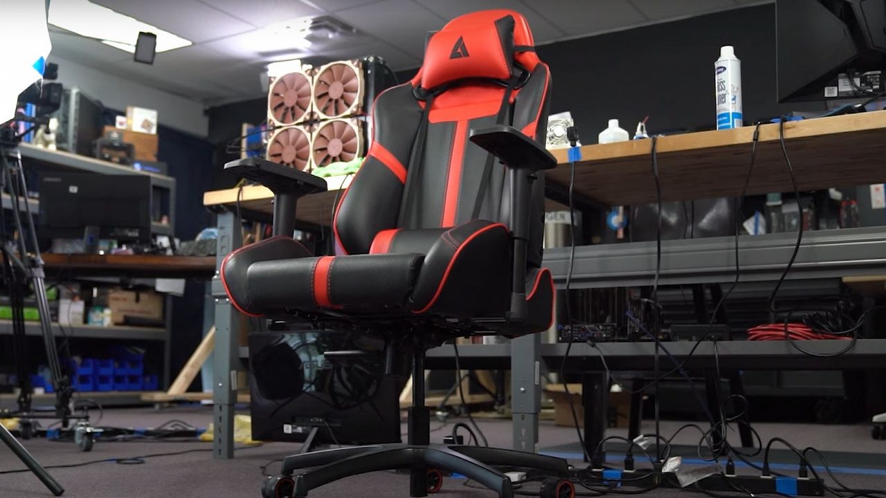 Fotel gamingowy czy biurowy? Youtuberzy szukają odpowiedzi.