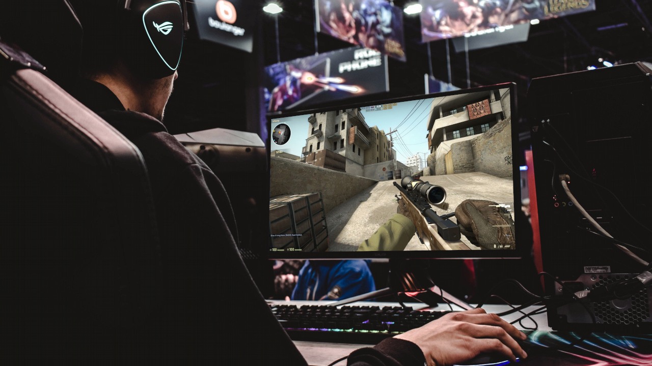 CS:GO - profesjonalni gracze grają w 1280x960 z 400 DPI na myszce.