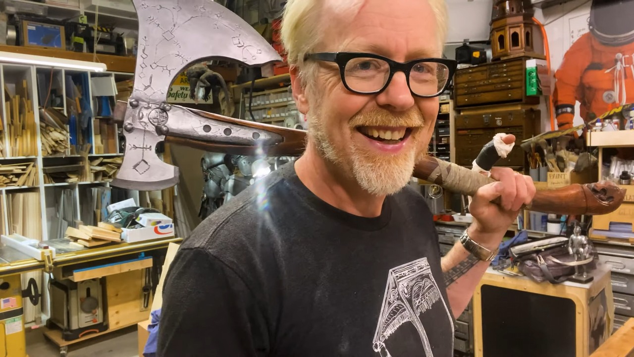 Adam Savage z Pogromców mitów stworzył replikę topora Kratosa.