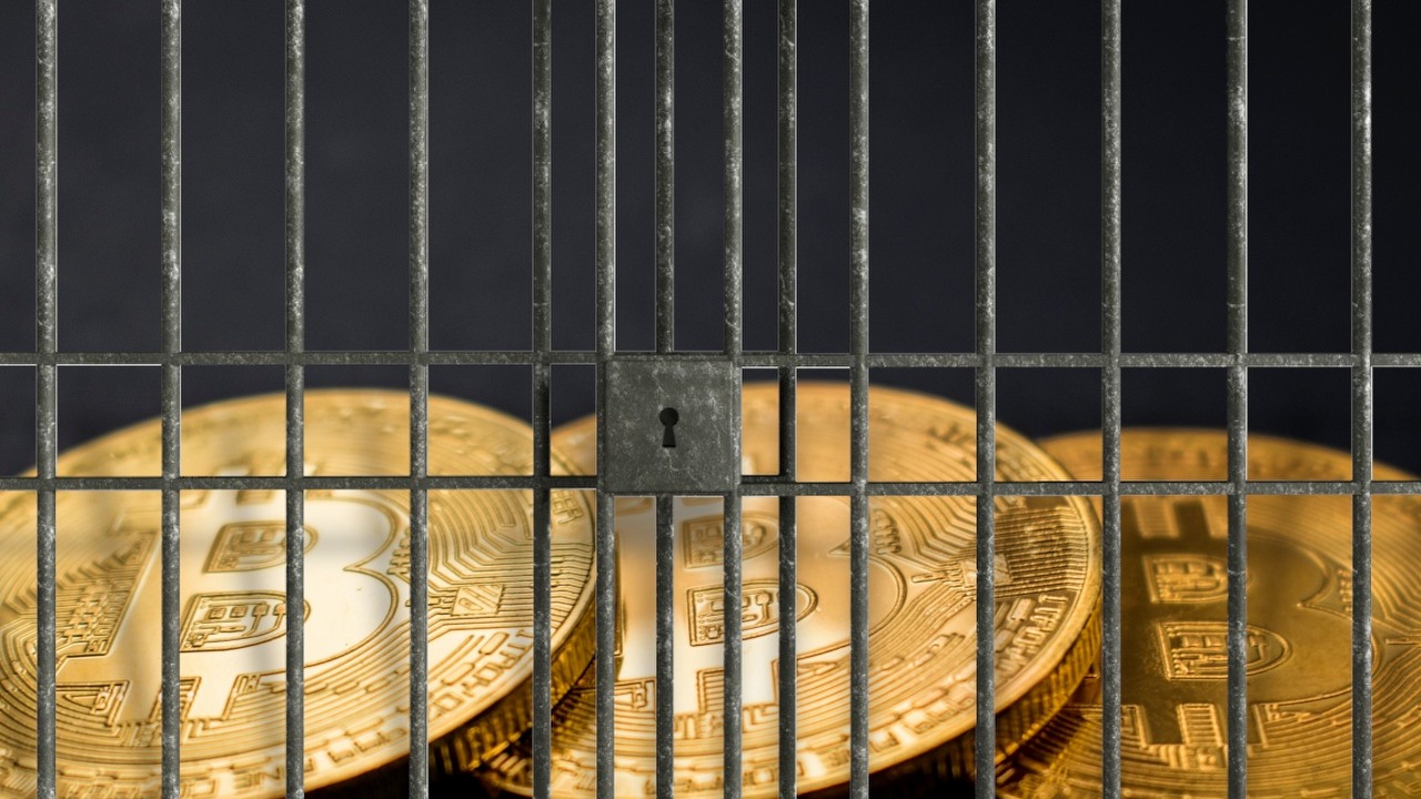 Ponad 240 mln zł w Bitcoinach w portfelu oszusta; odmawia podania hasła policji.