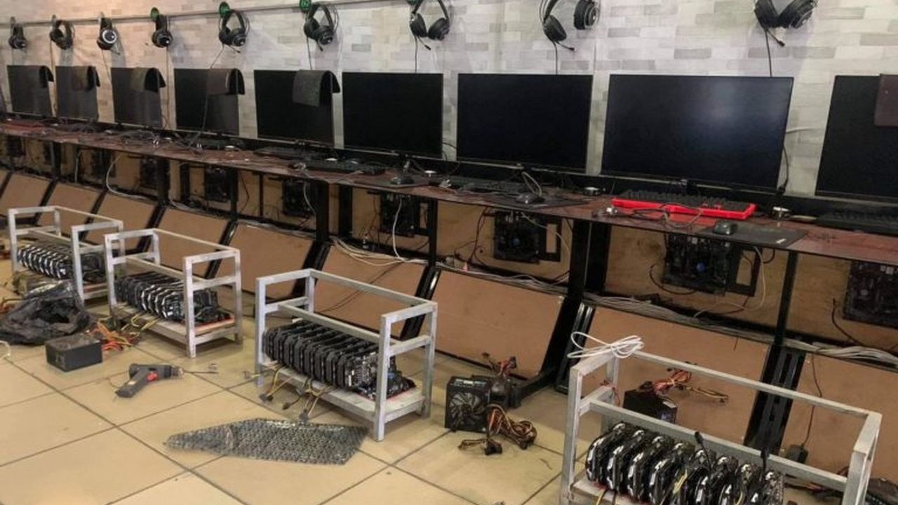 Kafejka internetowa stała się kopalnią kryptowalut dla wyższych zarobków.