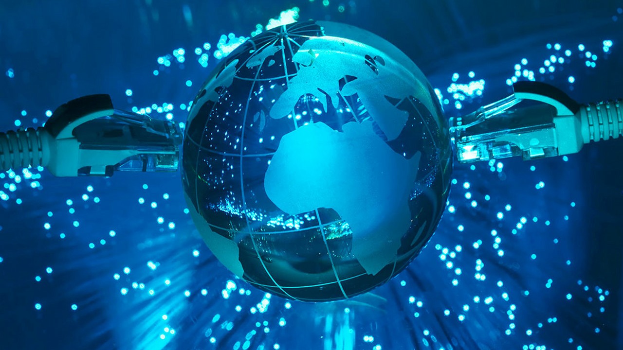 Internet w Polsce przyspiesza; analiza Speedtest.