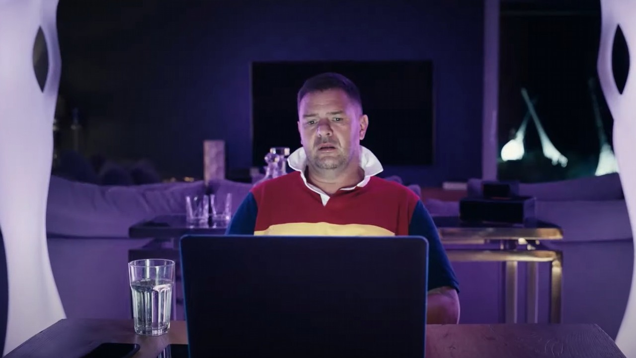 Reżyser 365 dni nakręcił thriller z udziałem Tomasza Karolaka. Zobacz trailer The End.