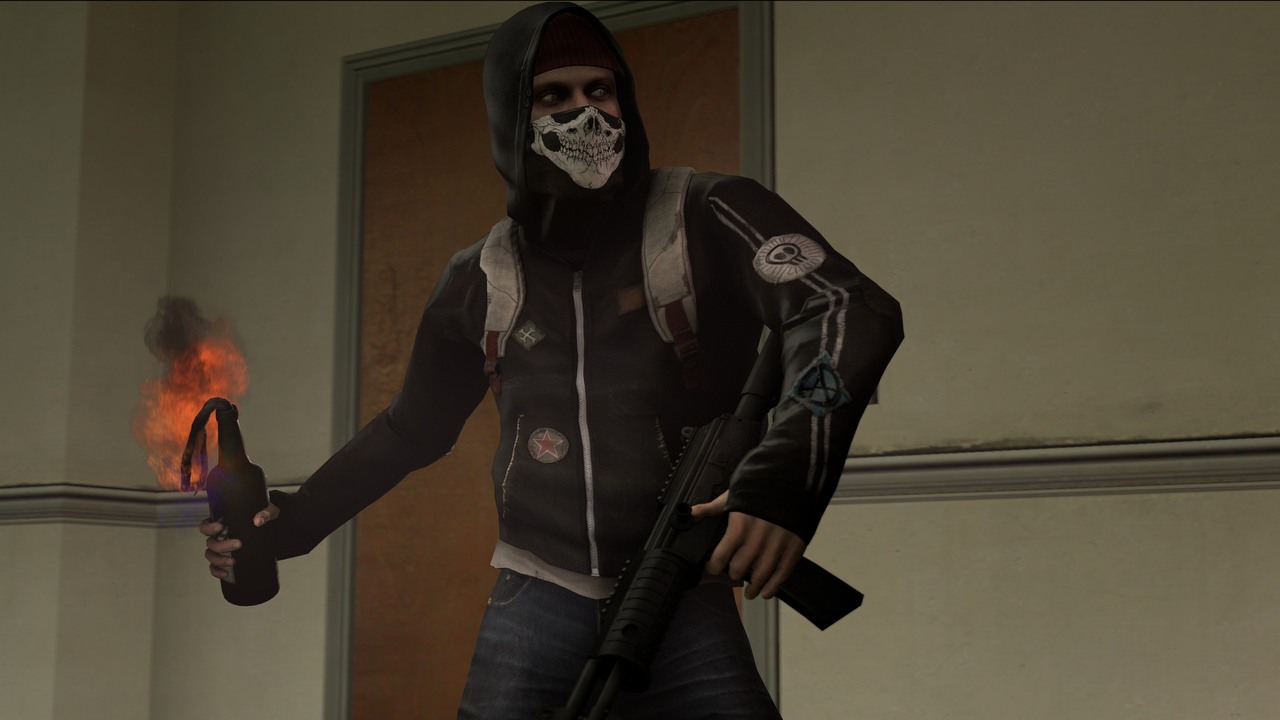 Magiczny Mołotow w CS:GO; butelka przeczy prawom fizyki przez buga.