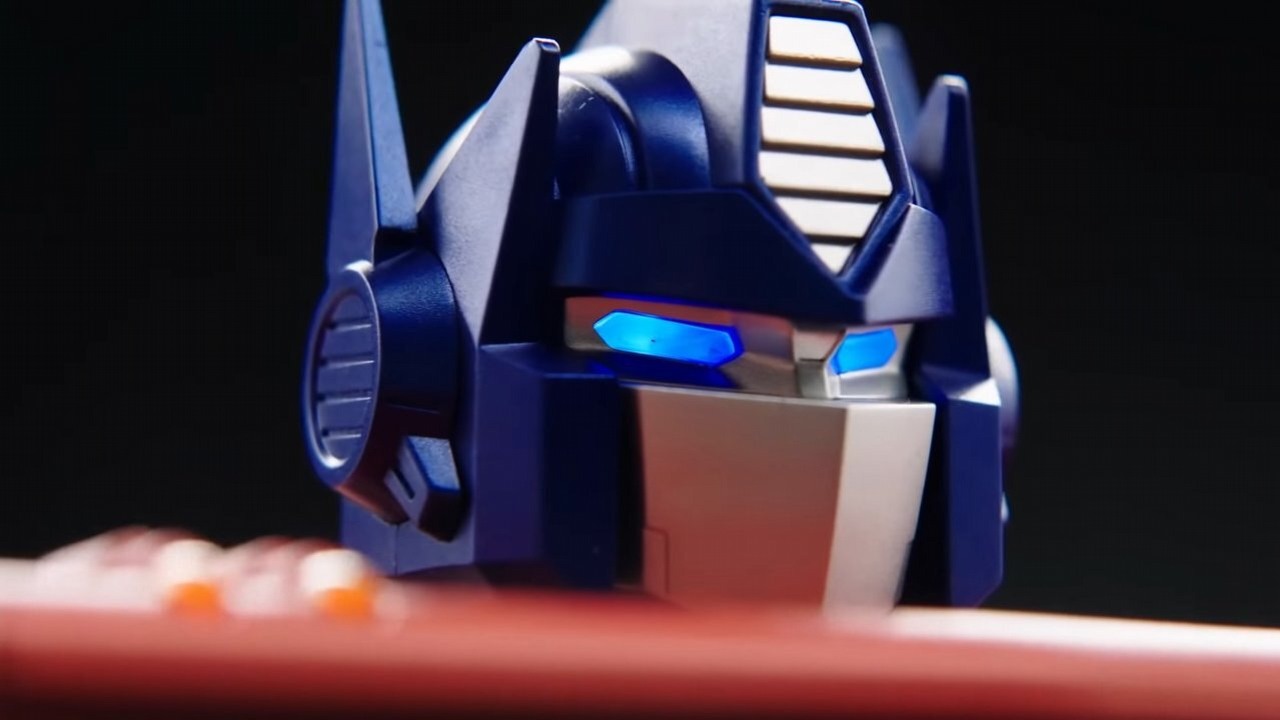 Optimus Prime jak żywy - Transformers sterowany smartfonem kosztuje 2600 zł.
