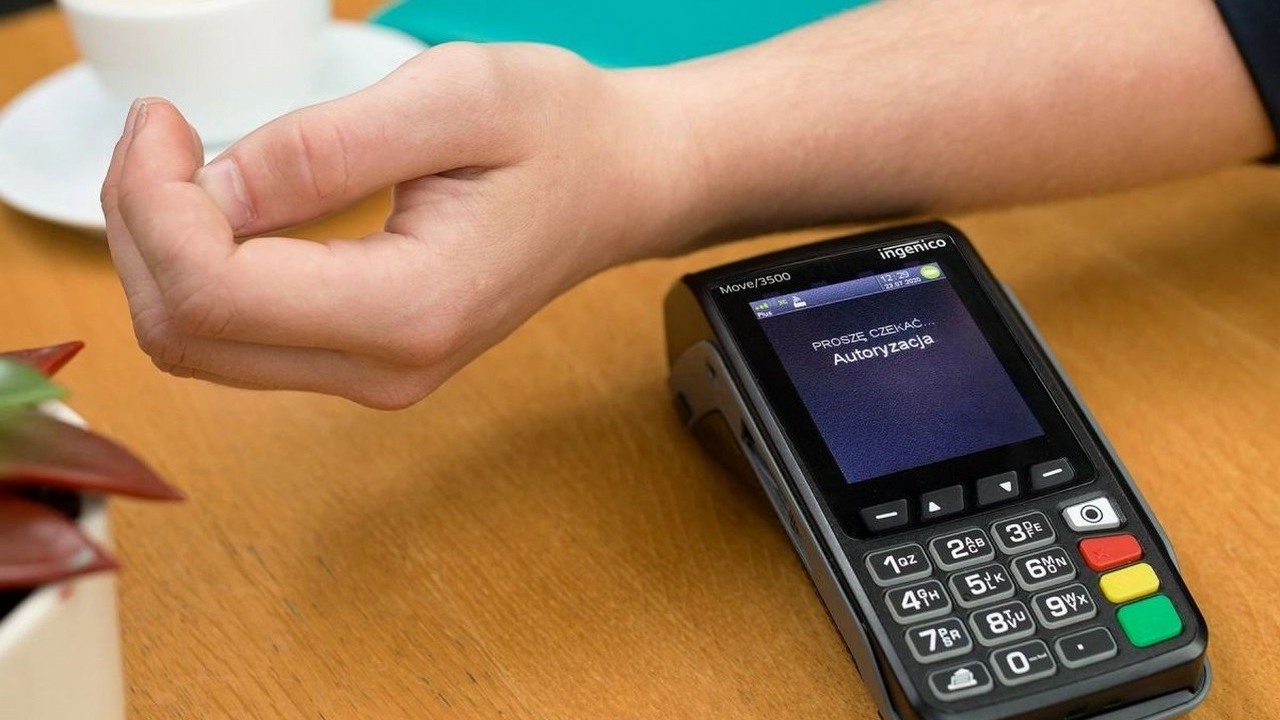 Płatność ręką to już rzeczywistość; Polak wprowadza na rynek implant podskórny.