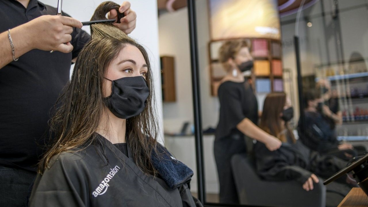 Amazon otwiera salon fryzjerski; prawie jak z filmów science fiction.