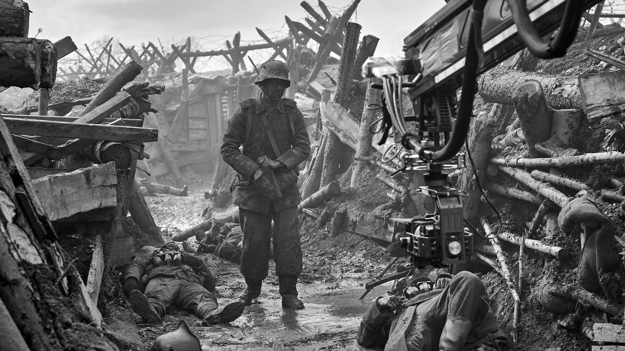 Netflix zekranizuje słynną powieść wojenną. Do sieci trafiło pierwsze zdjęcie z planu.