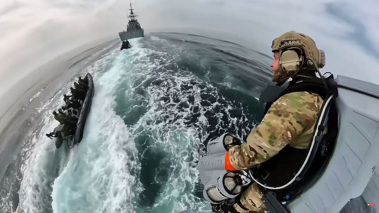 Walka z piratami przy pomocy jetpacków; zobacz testy Royal Marines.