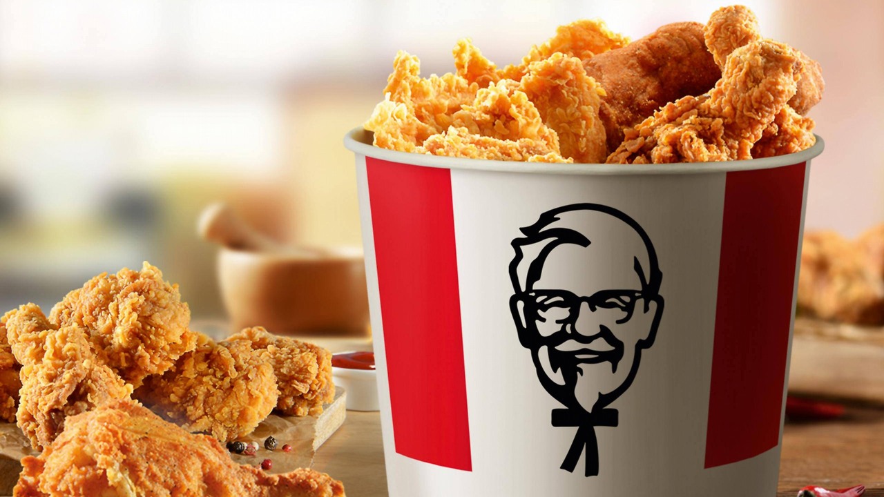 Więzienie dla studentów za darmowe jedzenie w KFC; wykorzystali błąd aplikacji.