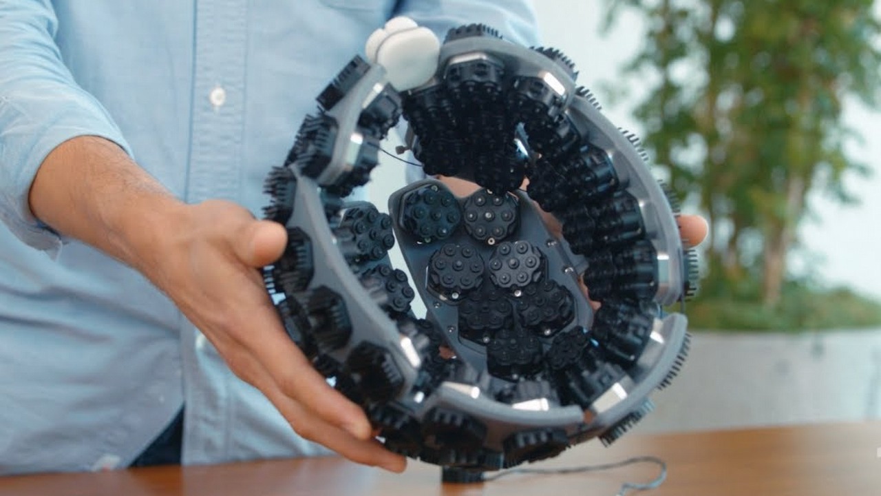 Hełm „czytający myśli” staje się rzeczywistością; kosztuje 200 tys. zł.