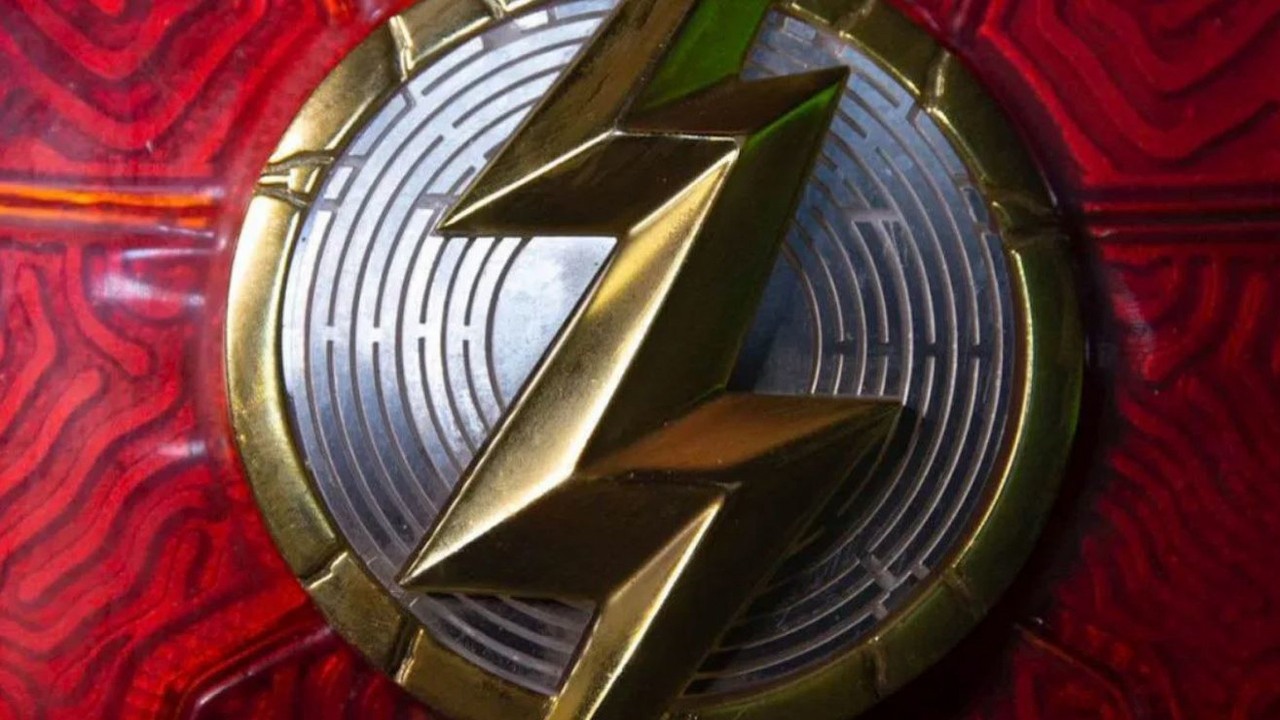 Bruce Wayne i Supergirl na zdjęciach z planu The Flash.