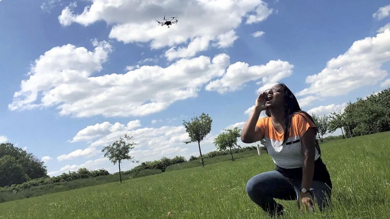 Dron ratowniczy odnajduje ludzi, nasłuchując krzyków.