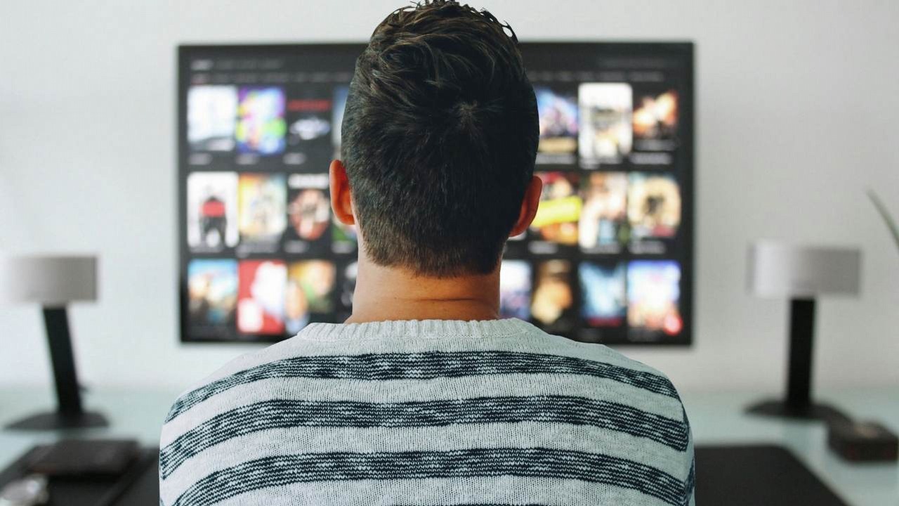 Telewizja, jaką znamy, już się kończy. Eksperci przewidują dominację branży streamingowej.