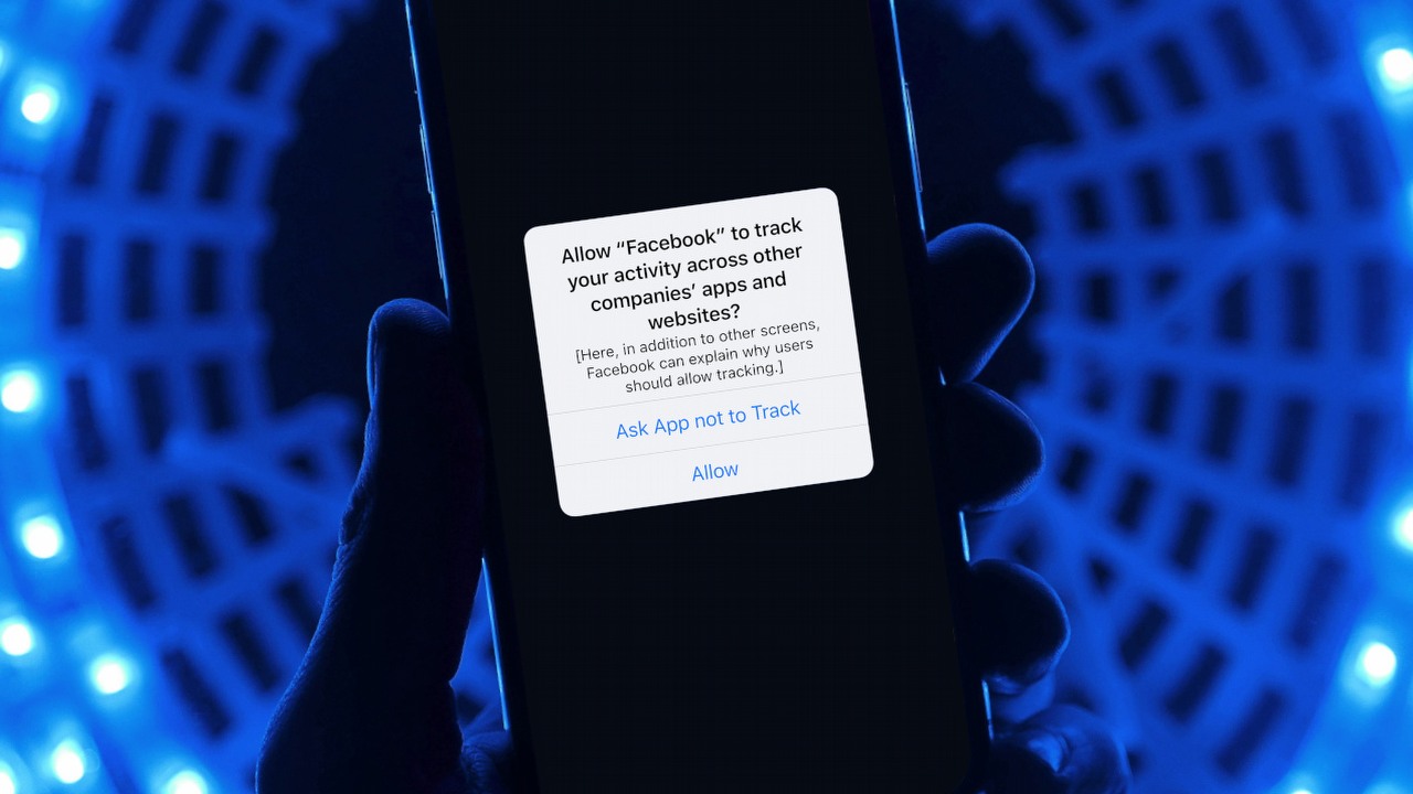 Facebook ma problem - ludzie nie chcą być śledzeni, dochody z reklam mogą spaść.