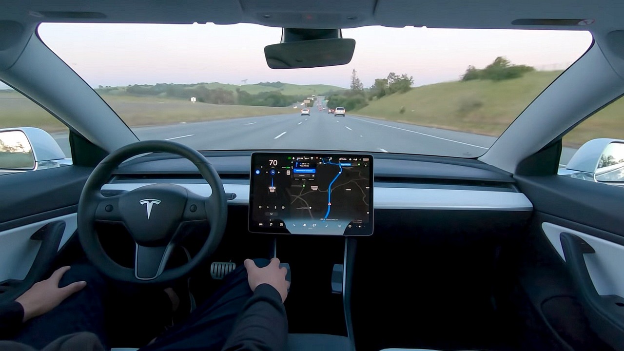 Tesla wprowadza funkcję autopilota w formie abonamentu.