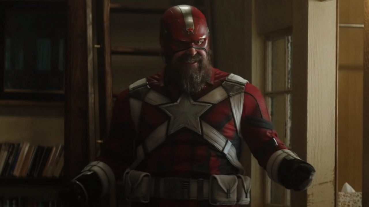 Jedna scena z Czarnej Wdowy nie była wyreżyserowana. David Harbour miał problem z wejściem w kostium.