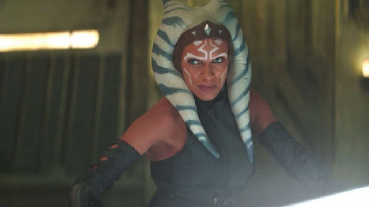 Rosario Dawson gra w nowym serialu HBO, ale nadal w głowie jej Ahsoka z Mandalorianina.