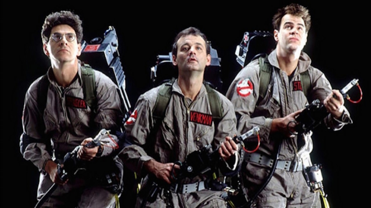 Młodzi i starzy Pogromcy duchów jako figurki promujące Ghosbusters: Afterlife.