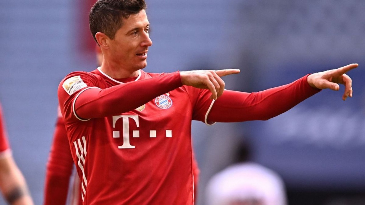 Robert Lewandowski na równi z Messim i Ronaldo w FIF-ie 22 (plotka).