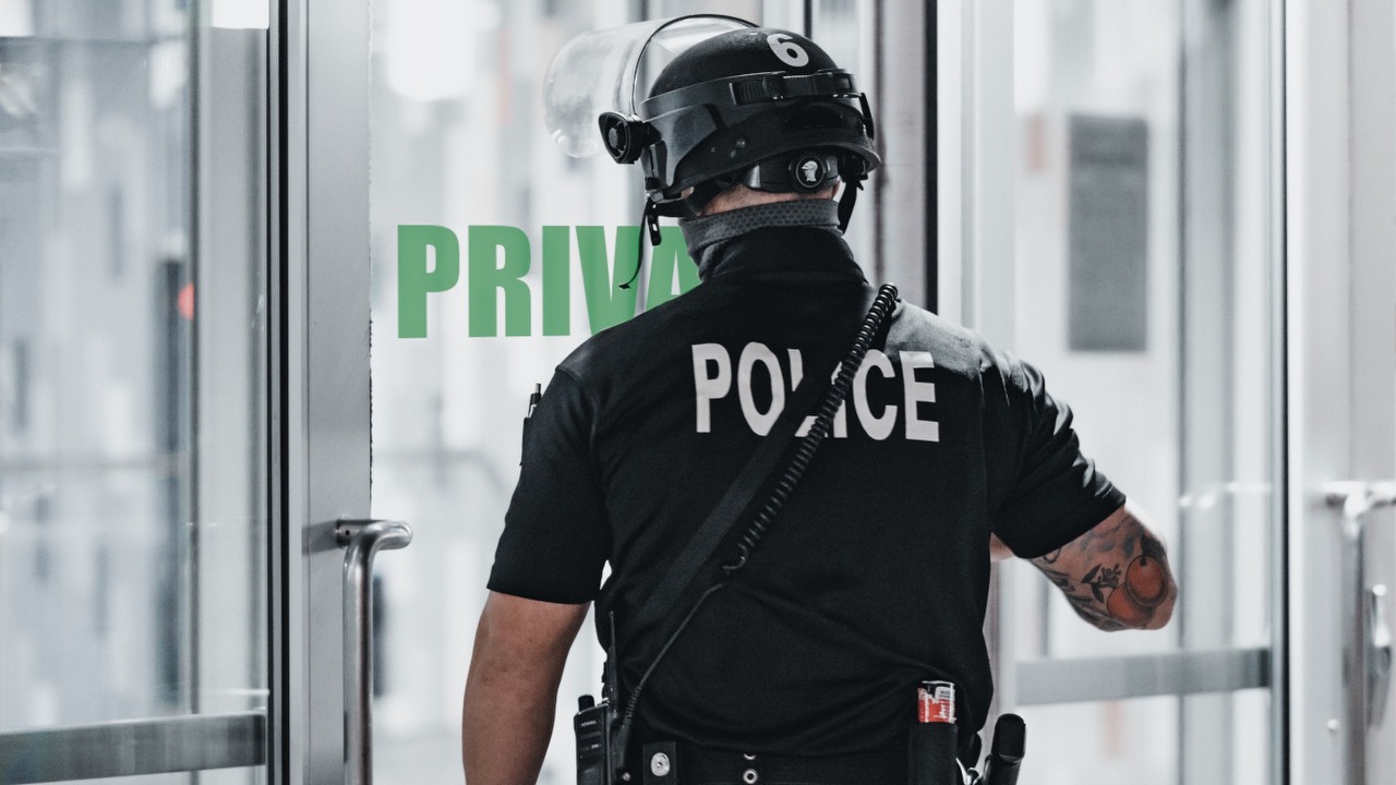 Policja przejmująca konta i zmieniająca dane - niepokojące prawo w Australii.