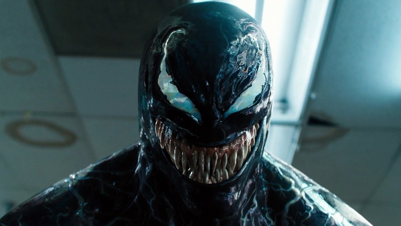 Venom 2 nie rezygnuje z przemocy; reżyser szykuje mroczne widowisko.