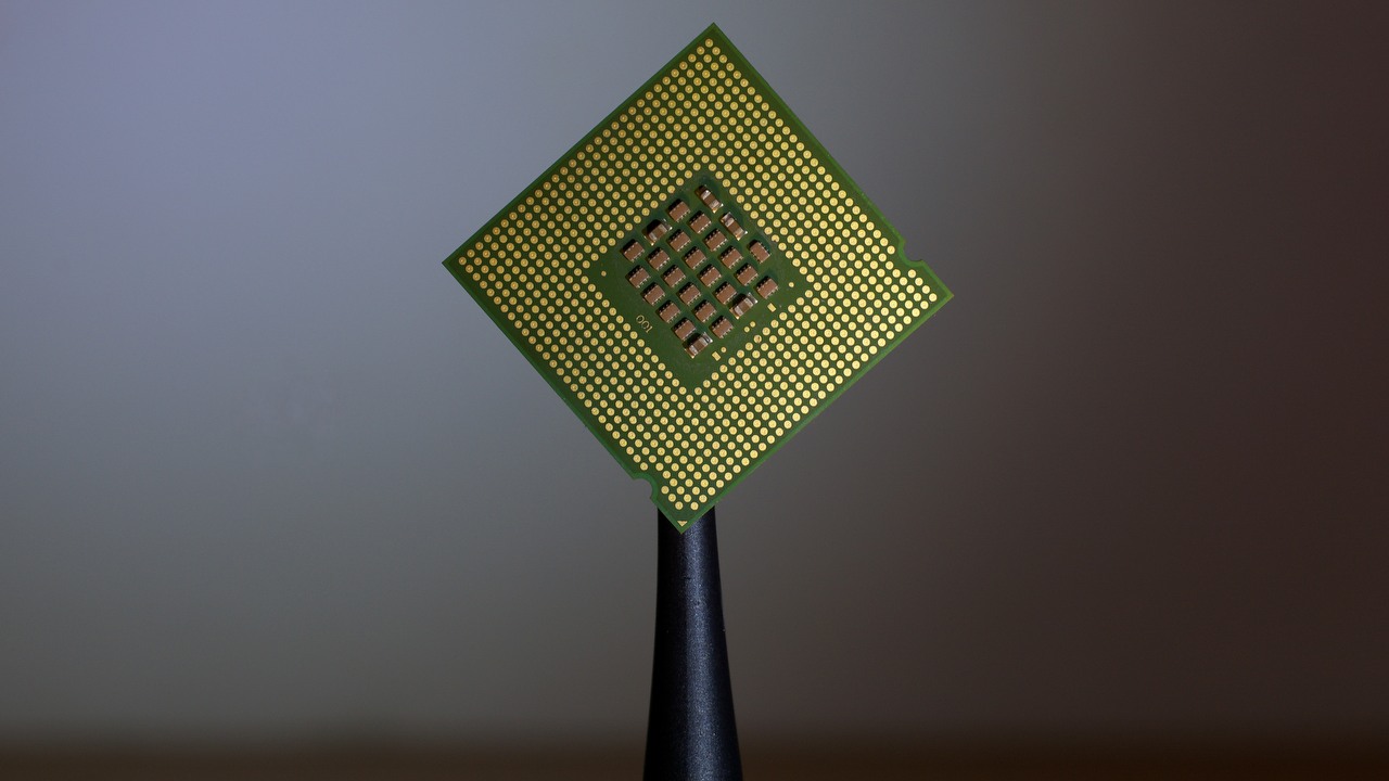 Pełne półki w sklepach i tańszy sprzęt już w 2023 roku? Nowe fabryki mogą w tym pomóc.